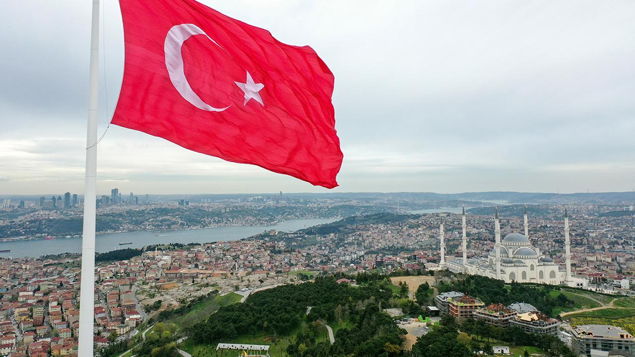 turkiyenin-en-buyuk-bayragi-camlica-tepesi-aa-1566744