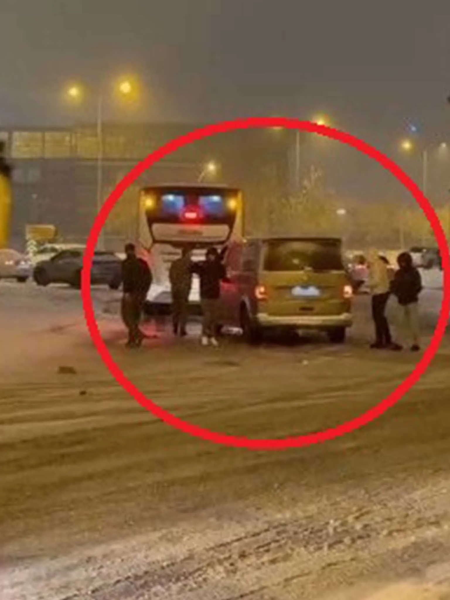 Diyarbakirda Kar Yagisi Ucak Seferleri Iptal Edildi Cok Sayida Trafik Kazasinda 11 Kisi Yaralandi 2