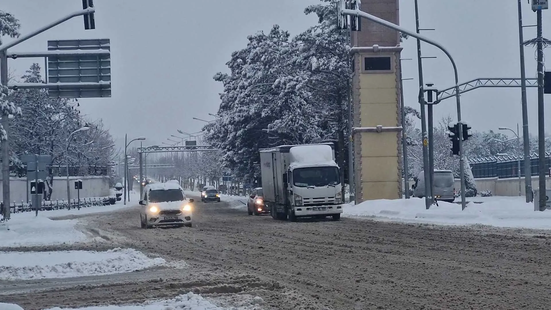 Diyarbakirda Kar Yagisi Ucak Seferleri Iptal Edildi Cok Sayida Trafik Kazasinda 11 Kisi Yaralandi 7