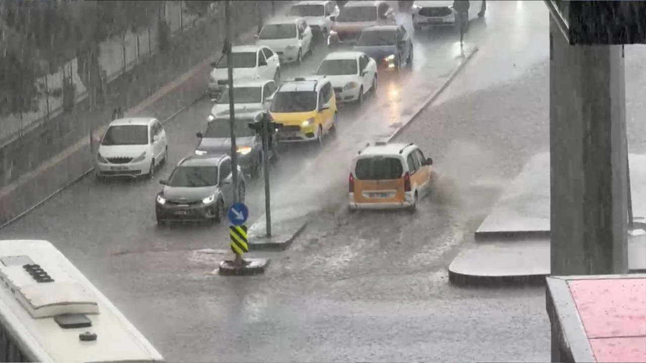 Diyarbakirda Saganak Caddeler Suyla Doldu Agac Dallari Araclarin Uzerine Dustu2