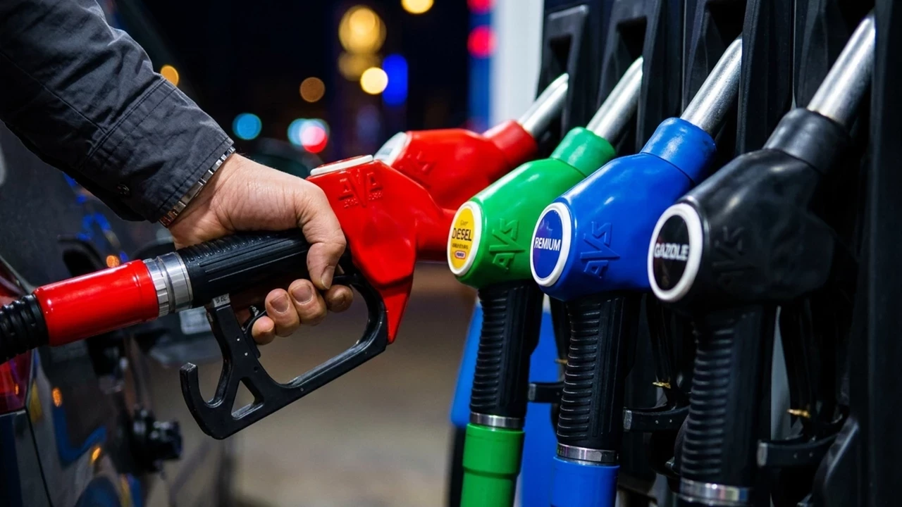 Akaryakit 3B5Q Cover