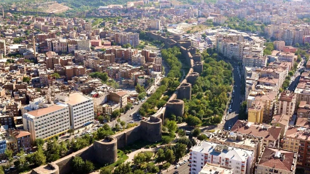 Diyarbakır’da o cadde 5 gün trafiğe kapatıldı