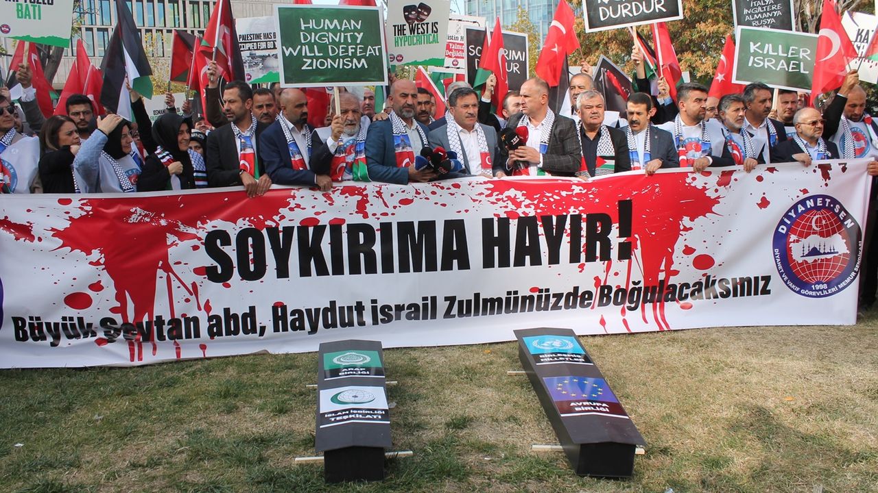 Din görevlilerinden, katliam ortağı ABD'nin Büyükelçiliği önünde Filistin'e destek eylemi