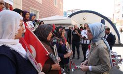 Bakan Yardımcısı Koçoğlu, evlat nöbetindeki ailelere destek verdi
