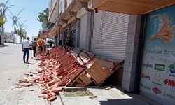 Çınar’da çarşı çatısı çöktü