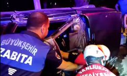 Şanlıurfa’da Hafif Ticari Araç Kaldırıma Çarptı: 1 Yaralı