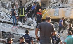 Yıkım Sırasında Bina Çöktü, Operatör Altında Kalan İşçi Kurtarıldı