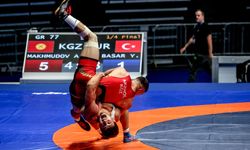 Hakkari’de minik güreşçiler yarıştı