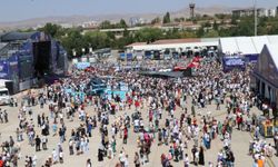 Ankara semaları TEKNOFEST'teki uçuş gösterileriyle renklendi