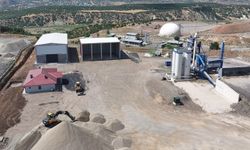 Bingöl Belediyesi yolları kendi ürettiği asfaltla yeniliyor