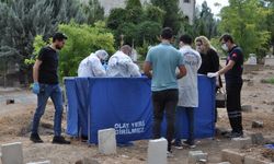 Mezarlıkta tüyler ürpertici görüntü: Poşete sarılı bebek cesedi bulundu