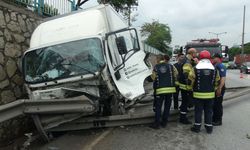 Yoldan çıkan kamyonet önce bariyerlere ardından duvara çarptı