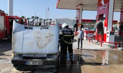 Akaryakıt istasyonunda yanan araç söndürüldü