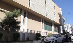 Binanın mantolama sıvası düştü: 3 araç ağır hasar aldı
