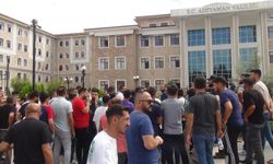 Cep telefoncuları iş yerelini kapatarak eylem yaptı