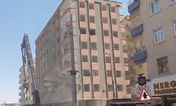Diyarbakır'da ağır hasarlı binaların yıkımı devam ediyor