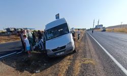 Diyarbakır'da minibüs şarampole devrildi