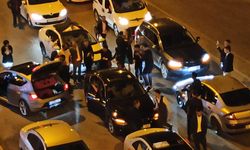 Düğün konvoyunda yolu kapatıp halay çektiler