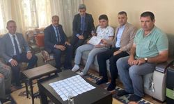 Evde eğitim gören öğrenciye diploma sürprizi