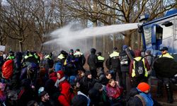 Hollanda'da halk hükümetin petrol politikasını protesto etti