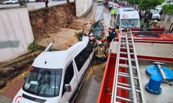 İstanbul'da istinat duvarı araçların üzerine çöktü
