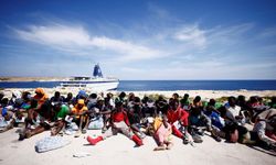 İtalya, Lampedusa Adası'ndaki düzensiz göçmenler tahliye ediyor