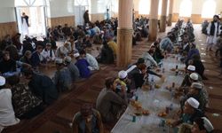 Umut Kervanı Afganistan'da yüzlerce medrese öğrencisine sıcak yemek dağıtımı yaptı