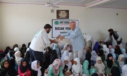 Umut Kervanı Afganistan'daki medreselerde sıcak yemek dağıtımını sürdürüyor