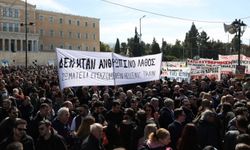 Yunanistan'da halk sokaklara döküldü