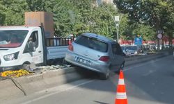 Direksiyon hâkimiyetini kaybeden otomobil orta refüje çıktı