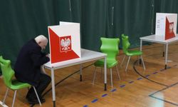 Polonya'da genel seçim ve referandum için oy kullanıldı