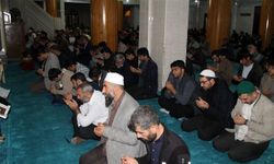 Sabah namazında bir araya gelen Kudüs sevdalıları Filistin için dua etti