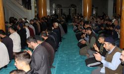 Sabah namazında eller Filistin için semaya açıldı