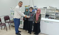 Üçüz kardeşler kumbaralarındaki harçlıklarını ihtiyaç sahiplerine bağışladı