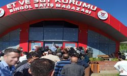 Vatandaşlar ucuz et almak için uzun kuyruklar oluşturdu
