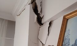Ağır hasarlı binayı yıkarken sağlam binaya zarar verdiler