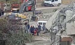 Ağır hasarlı binayı yıkmaya çalışan kepçe operatörü ölümden döndü 