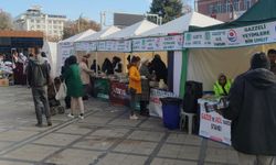 Gazze yararına düzenlenen kermese halk yoğun ilgi gösteriyor