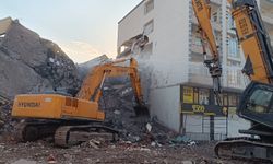 Hasarlı binanın yıkımı esnasında sağlam binaya zarar verildi
