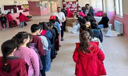 Mardin'de hayırsever iş adamı kış öncesi 10 bin çocuğu giydirdi