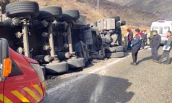 Sürücüsünün direksiyon hakimiyetini kaybettiği tanker devrildi: 1 ölü