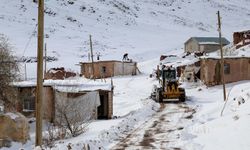 Van'da kapalı mahalle yollarını açma çalışmaları sürüyor