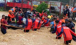 Filipinler'de Kabayan tropikal fırtınası etkili oluyor
