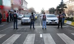Gençler trafik ışıklarında Filistin için ellerindeki dövizlerle eylem yaptı