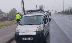 Hafif ticari araç aydınlatma direğine çarptı: 1 yaralı