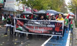 Hekim ve sağlıkçılar yağmur altında Gazze'deki soykırıma karşı yürüdü
