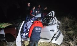 Tırın 60 metre sürüklediği araçta bir kişi hayatını kaybederken, bir kişi yaralandı