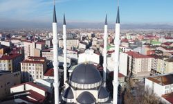 Yeni yapılan Ağrı Merkez Camii şehrin neredeyse her noktasında görülebiliyor