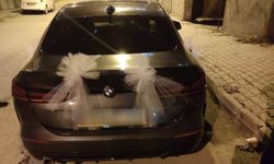 Gelin aracı gibi süslenen arabadaki 2 göçmen yakalandı