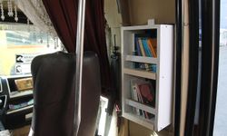 Kitap sevgisini yolculara aşılamak için aracına kitaplık koydu